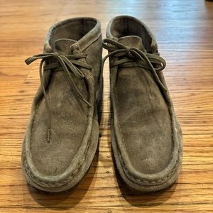 Clarks women’s Wallabee suede 9.5 tan olive brown